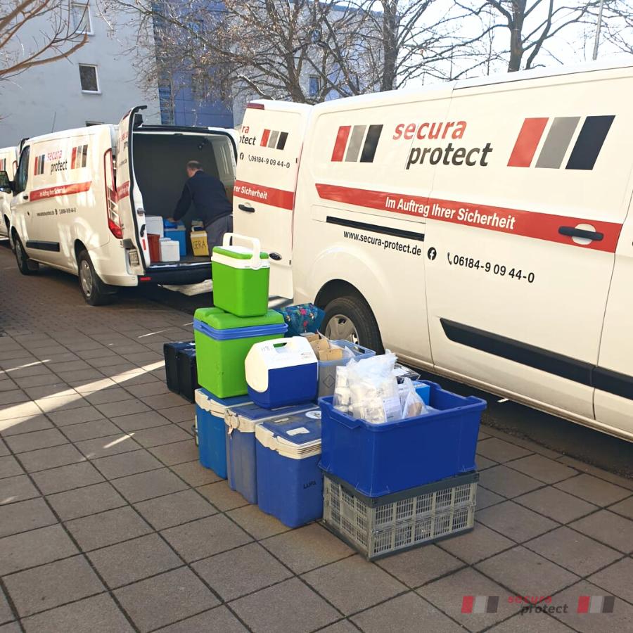 secura protect Kurierdienstfahrzeuge Kisten des TLV Thüringen vor dem Einladen