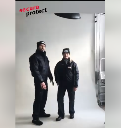 zwei secura protect Mitarbeiter in security Kleidung stehen vor der Kamera