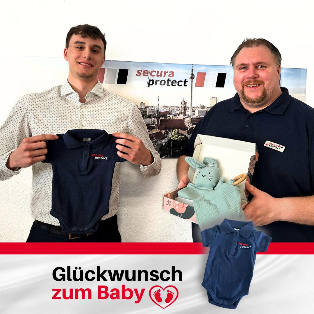 Zwei lächelnde Mitarbeiter Herr Wolgien und Herr Friedrich halten Baby Klamotten mit secura protect Logo 