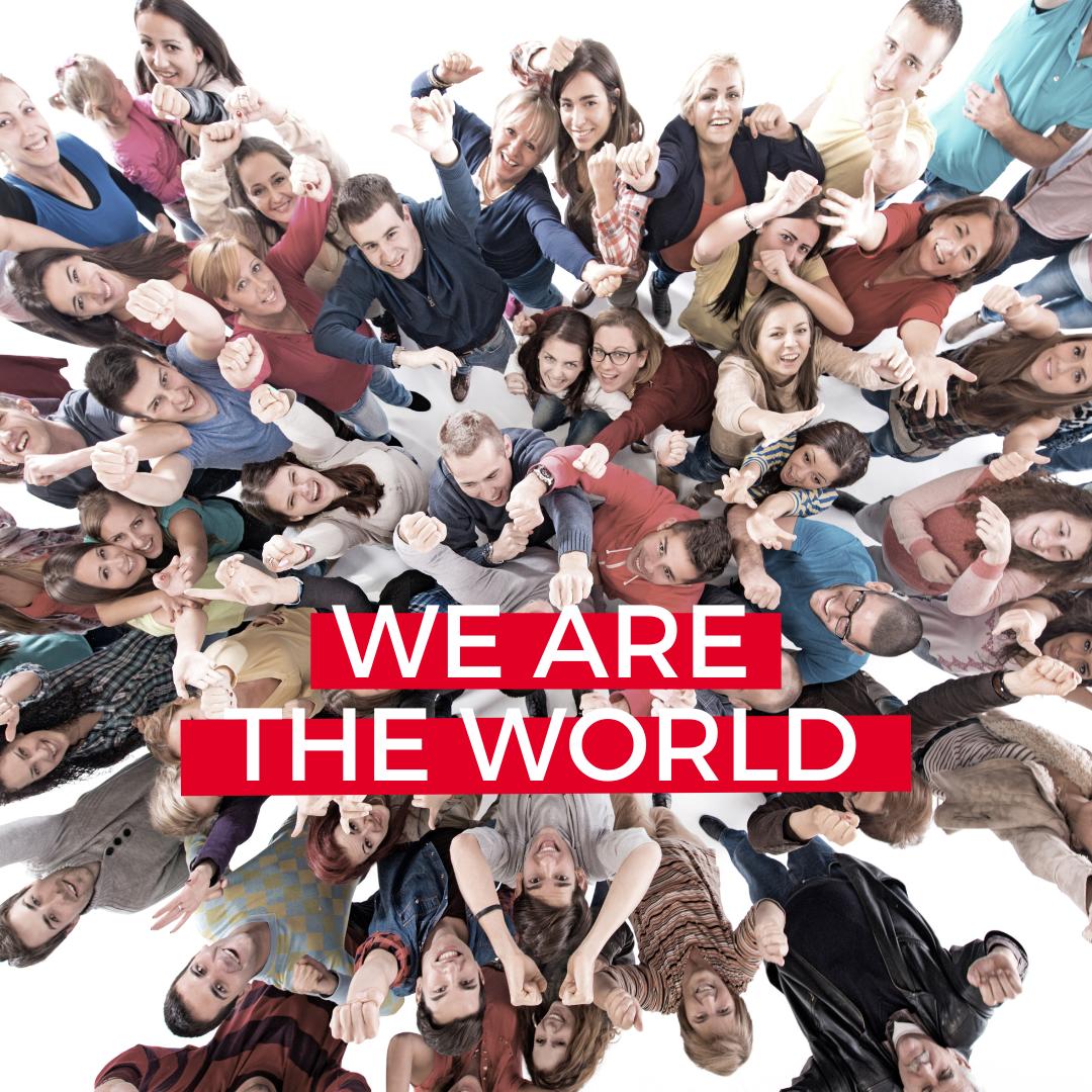 Gemischte Menschentraube von oben. Alle heben die Hände. Aufschrift "We are the world" 